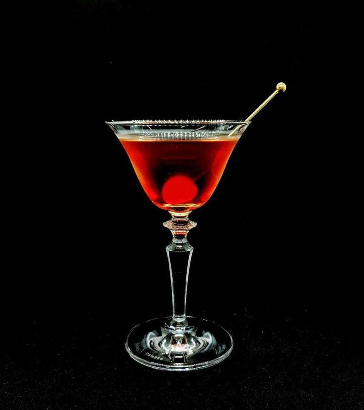 マンハッタン - Authentic Bar STARS 2003。カクテルの女王。バーボンとスイートベルモットが深く混ざり合う芳醇な一杯