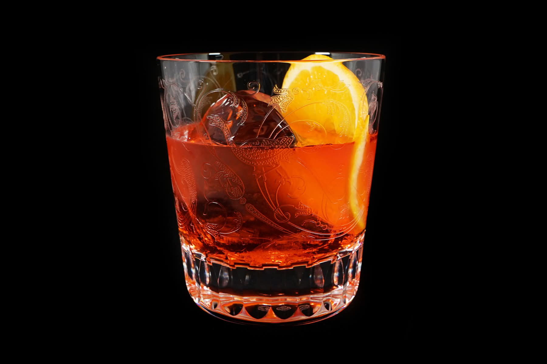 ネグローニ - すすきの Authentic Bar STARS 2003。ジン・カンパリ・スイートベルモットが織りなす深紅のクラシックカクテル。カガミクリスタルのロックグラスで提供